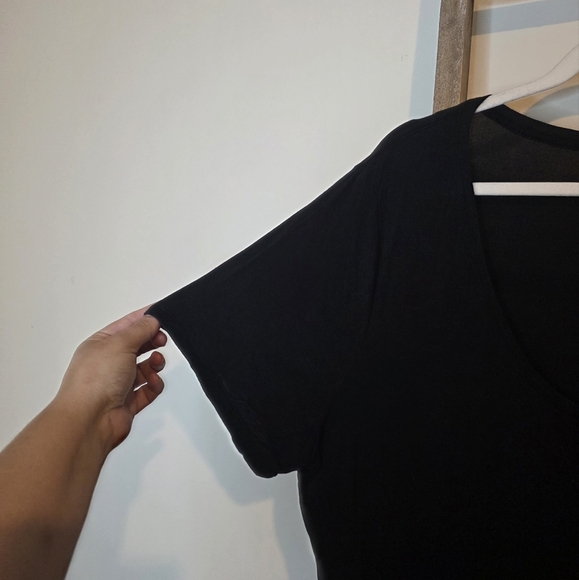 ⭐️40% Off⭐️ Old Navy Relaxed Curve Hem Deep Round Neck T-shirt in Black Jack - Picture 2 of 5